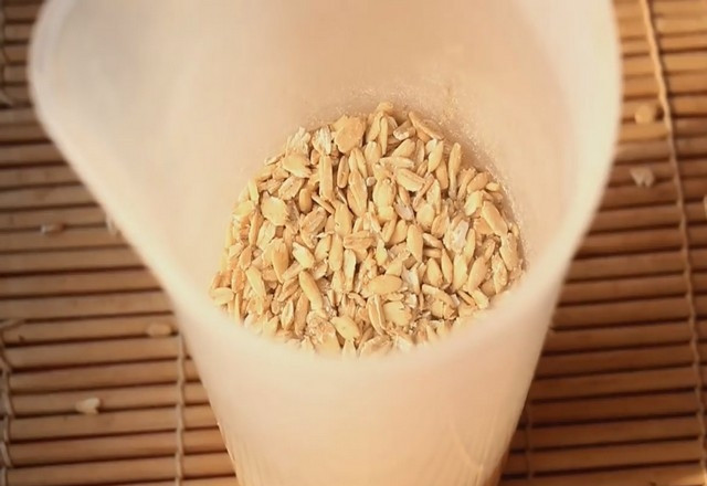 1. Этап. Кисель из овсянки: В емкость объемом 1 литр насыпьте 1 стакан овсянки.