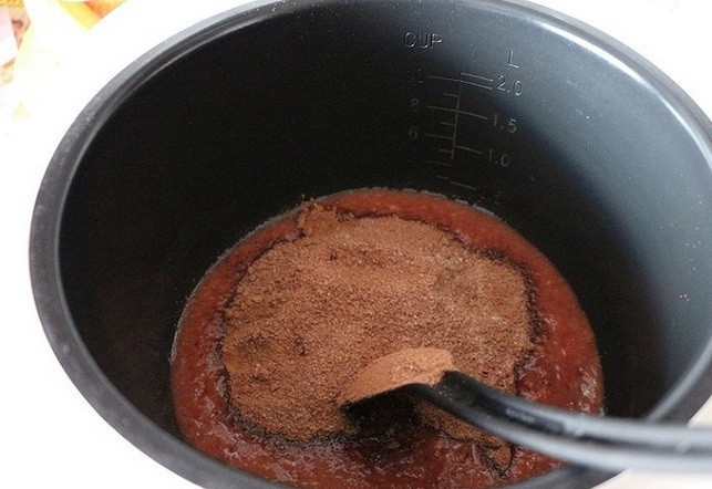 1. Этап. Сливовое варенье с какао: 4. Сливовое пюре теперь нужно проварить. Это можно сделать в кастрюле на плите, а можно в мультиварке. Я так и решила поступить. Варить сливовое пюре нужно в режиме 