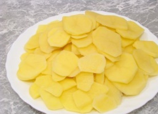 1. Этап. Жереха с грибами: Картофель очистите от кожуры. Промойте его и нарежьте кружками. Морковь почистите, промойте. Нашинкуйте её любым удобным для вас способом.