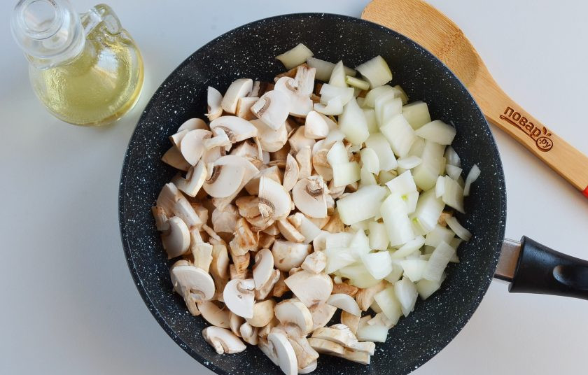 1. Этап. Вкусные пирожки на кефире: Пока картофель варится, обжарьте грибы и лук на растительном масле (1-2 ст.л.) до готовности.