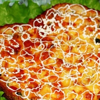 1. Этап. Куриный пирог с гавайской смесью: Готовый пирог аккуратно перекладываем в тарелочку, сверху поливаем майонезом (по желанию) - и подаем!