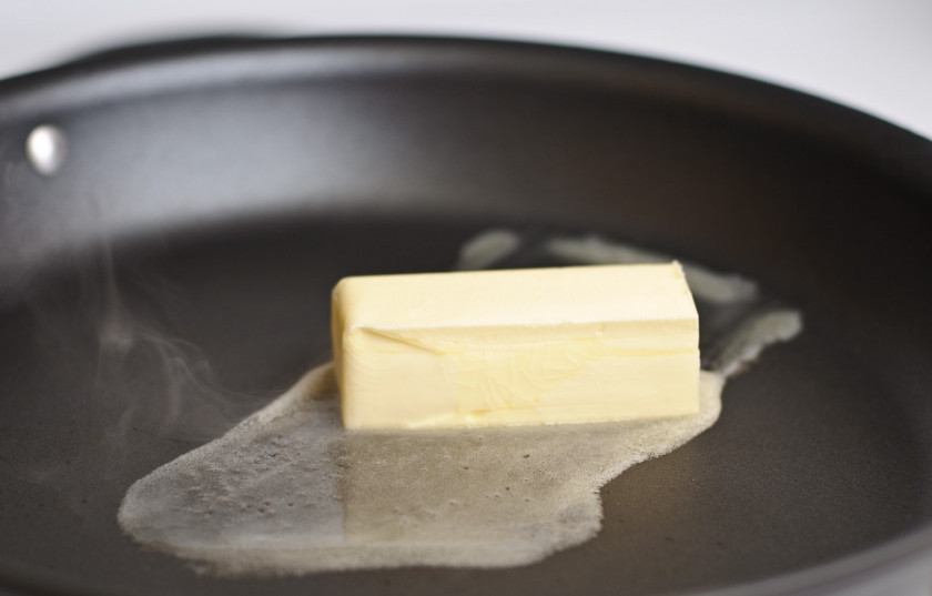 1. Этап. Куриные котлеты с плавленым сыром: 10. Ставим сковороду на средний огонь, выкладываем в нее сливочное масло.