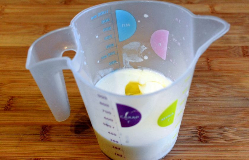 1. Этап. Пирог с мармеладом: Все очень быстро и просто. Включите духовку и разогрейте до 180 градусов. Отмеряйте простоквашу или кефир. Всыпьте сахар, добавьте щепотку соли и вбейте яйцо. Вилкой перемешайте до однородности.