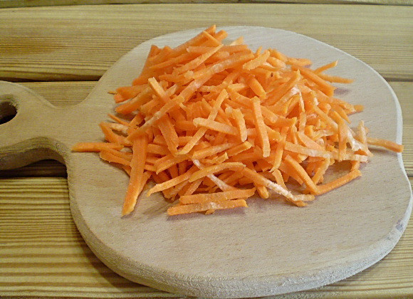 1. Этап. Салат Здоровье с капустой: 3. Морковь можно порезать соломкой, можно натереть на крупной терке.