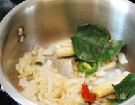 1. Этап. Суп из кокосового молока: Разогрейте кастрюлю на медленном огне. Добавьте масло и лук шалот. Обжаривайте до мягкости. Добавить имбирь, лимонной травы, карри пасты и листьев лимона до появления аромата.