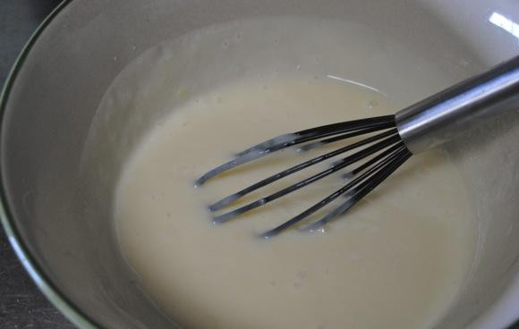 1. Этап. Лаймовый чизкейк: Далее в миске при помощи венчика смешиваем: сгущенное молоко, яйцо, цедру и сок лайма.