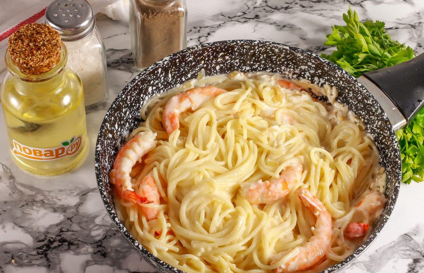 1. Этап. Паста с креветками в сметанном соусе: Готовая паста с креветками пахнет просто неимоверно! Можно присыпать ее измельченной зеленью.