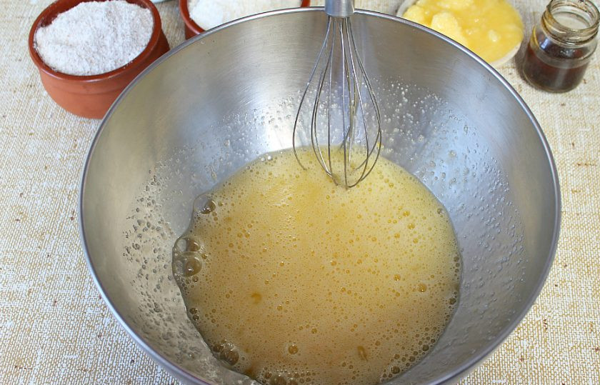 1. Этап. Медовик со сливками: Яйца взбиваем с сахаром до появления пены.