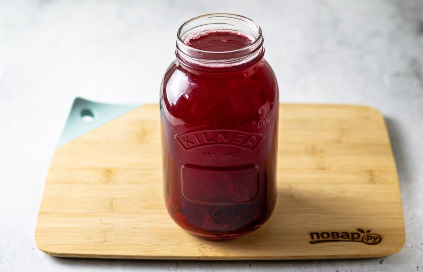 1. Этап. Квас из каркаде: Влейте оставшуюся воду и заваренный каркаде. Размешайте и оставьте в теплом месте.