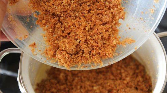 1. Этап. Туррон с фундуком: 5. Миндальную массу соединяю с белковой, а затем получившуюся всыпаю к меду.