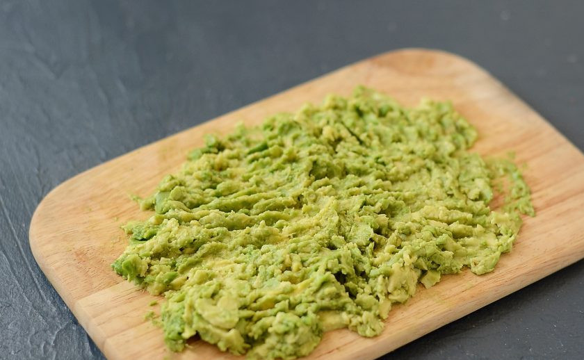 1. Этап. Бейгл с грибами и авокадо: Авокадо разомните вилкой в пюре.