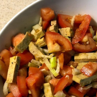 Салат из помидоров с тофу