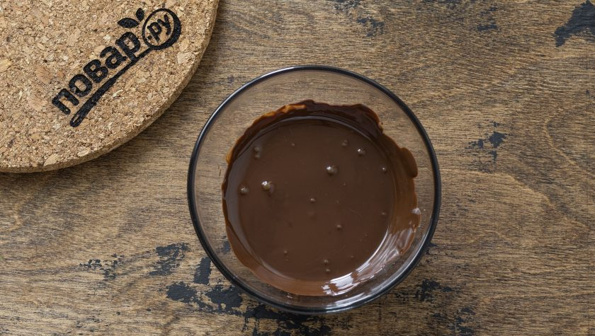 1. Этап. Шоколадная арахисовая паста: Шоколад крупно порубите ножом и растопите на водяной бане или в микроволновке до жидкого состояния.