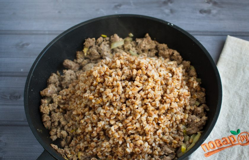 1. Этап. Гречка по-флотски: Добавьте гречку, перемешайте, готовьте на медленном огне в течение 2-3 минут.