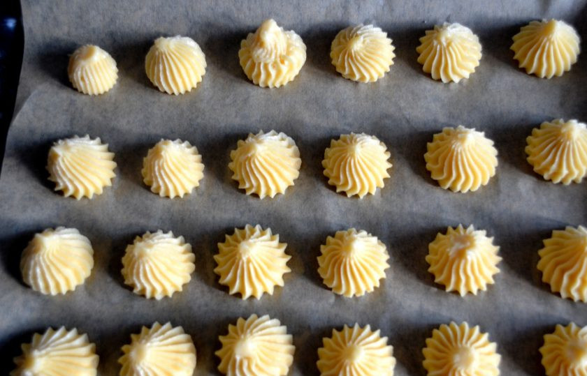 1. Этап. Профитроли без глютена: С помощью кондитерского мешка отсадите профитроли на пергамент на расстоянии друг от друга. Если нет кондитерского мешка, это можно сделать ложкой или влажными руками. Разогрейте духовку до 200 градусов.