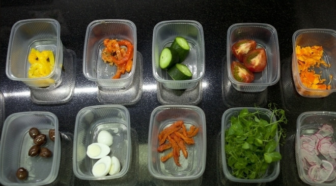 1. Этап. Салат со свежим тунцом: Промойте и обсушите листья салата, порежьте крупно огурцы и помидор, тонкими колечками порежьте редиску, вареное перепелиное яйцо разрежьте пополам, а перец порежьте ломтиками.