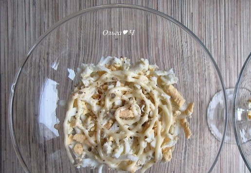 1. Этап. Салат с тунцом Зимние сказки: Затем слой тертый яиц. Смажьте майонезом или нанесите сеточку.