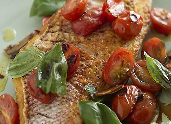 1. Этап. Морская рыба с томатами и зеленью: 3. Переверните рыбу кожей вниз, выключите духовку и оставьте еще на 5 минут в остаточном тепле. Разложите готовое филе по тарелкам и украсьте помидорами. Шикарноеи полезное блюдо готово радовать ваших домашних.