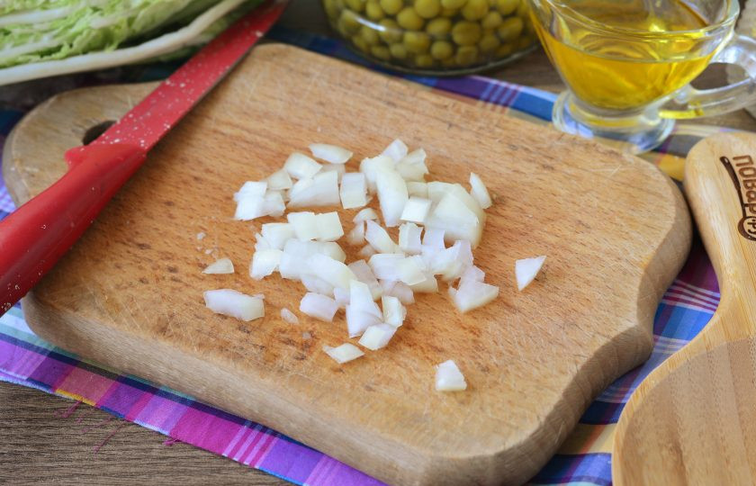 1. Этап. Винегрет с пекинской капустой: Почистите репчатый лук и накрошите мелкими кубиками.
