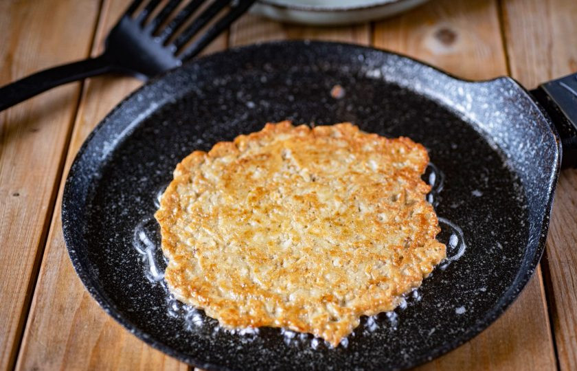 1. Этап. Блины из баклажанов: Затем блинчик переверните и обжарьте с другой стороны до золотистого оттенка.