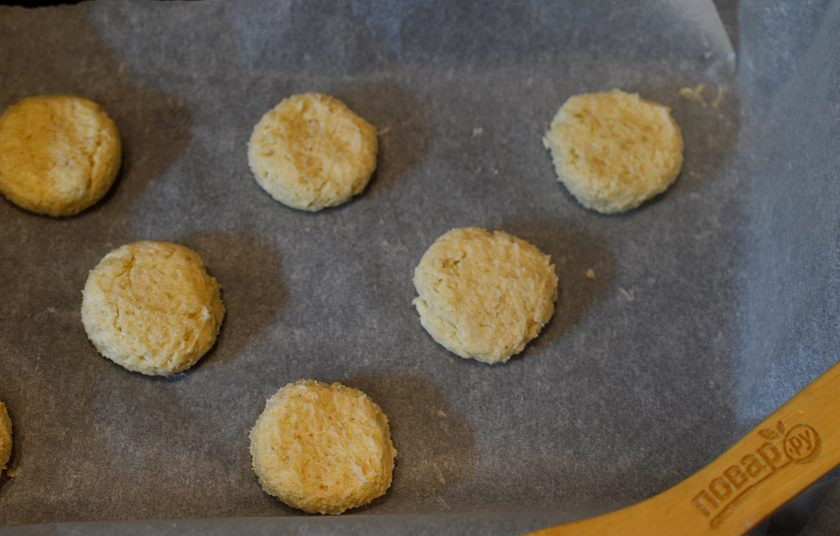 1. Этап. Овсяное печенье с корицей: 4. Сформируйте печенья и выложите на противень.