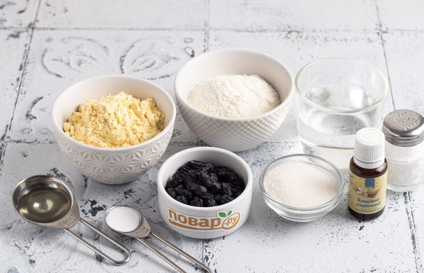 1. Этап. Печенье с изюмом из кукурузной муки: Подготовьте все ингредиенты.