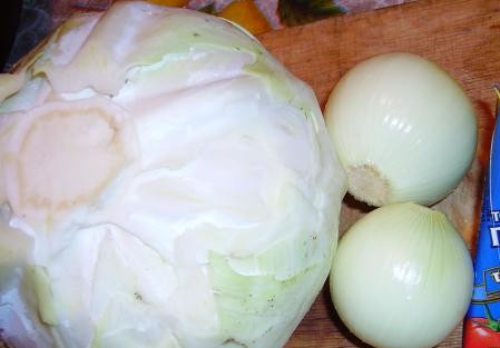 1. Этап. Капуста тушеная с луком: 1. Собрать все составляющие. Капусту очистить и помять.Лук и морковь очистить. Капусту посечь не очень мелко. Лук порезать полукольцами.