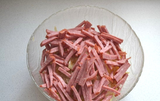 1. Этап. Белорусская запеканка: 6. И колбаску.