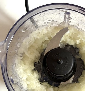 1. Этап. Котлеты из духовки диетические: Лук измельчить блендером.