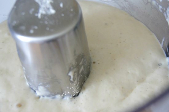 1. Этап. Кекс весенний: Наливаем теплую воду в емкость, разводим там дрожжи. Я взяла на этот раз прессованные. На них нужно больше времени, но и качество выпечки с ними мне нравится больше. Добавим щепотку сахара и треть порции муки. Все перемешиваем и ставим в теплое место на пару часов.