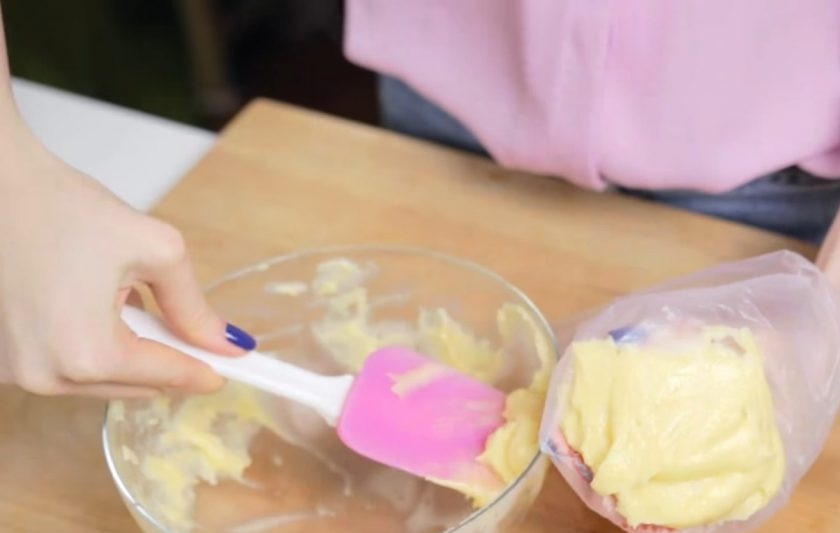 1. Этап. Простые эклеры: 4. Снимите тесто с огня и дайте ему немного остыть. Частями добавьте слегка взбитые яйца и перемешайте до однородной консистенции, тесто должно получиться очень тягучим.