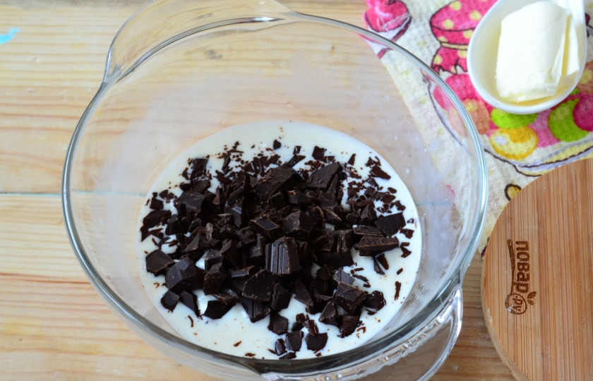 1. Этап. Ганаш: К разогретым сливкам добавьте шоколад, интенсивно перемешайте, пока шоколад полностью не растопится.