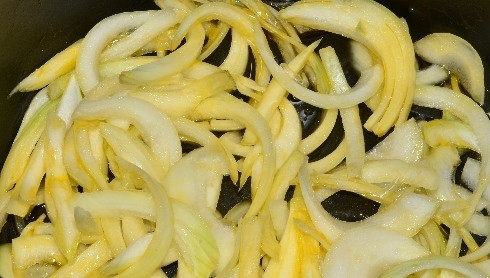 1. Этап. Подлив в мультиварке: Лук нарезаем полукольцами и отправляем в смазанную растительным маслом чашу мультиварки обжаривать в режиме 