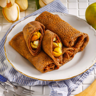 Шоколадные блинчики с карамельными яблоками