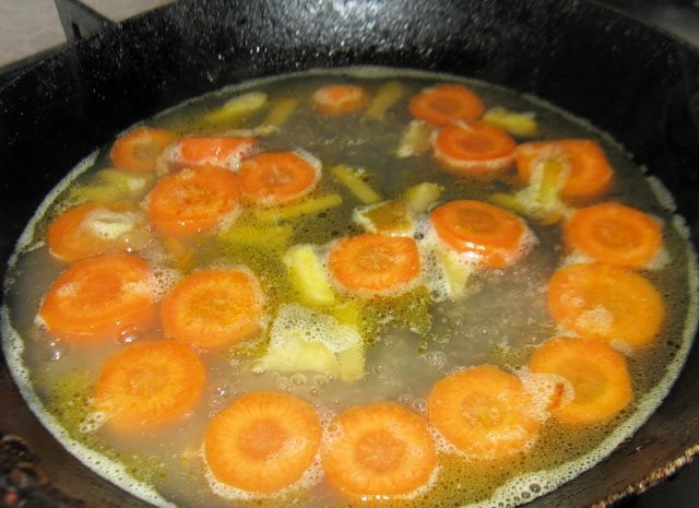 1. Этап. Кижуч под соусом: 2. Вливаю воду, чтобы покрыла содержимое на 2 сантиметра, тушу до полной готовности моркови.