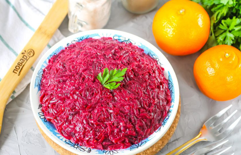 1. Этап. Селедка под шубой с мандаринами: При подаче к столу украсьте блюдо свежей зеленью.