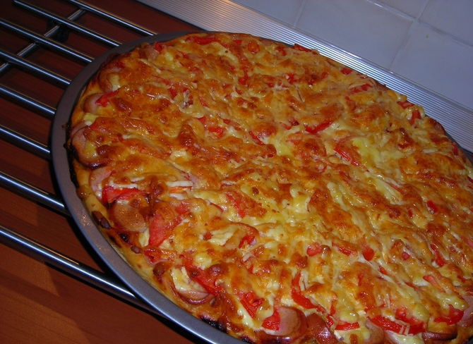 1. Этап. Пицца с сосисками и сыром: 8. Готовую пиццу достаю из духовки и сразу разрезаю порционно, к столу подаю обязательно горячей.