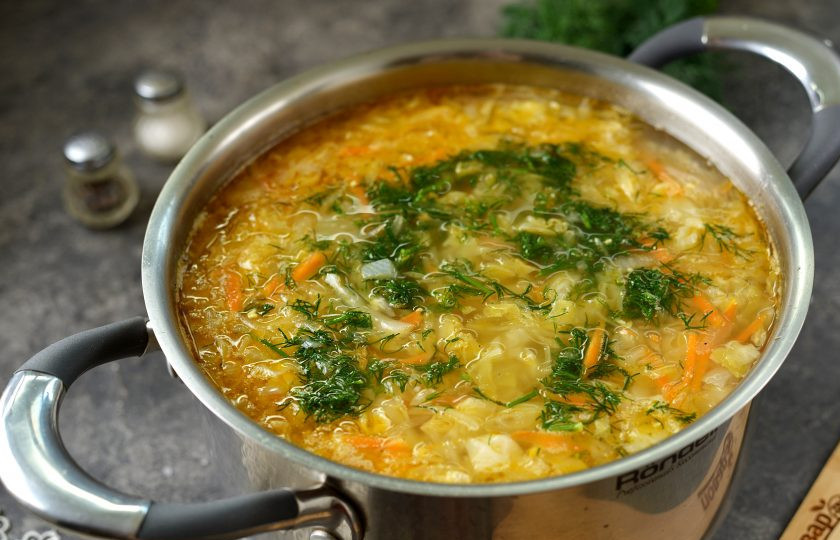 1. Этап. Капустняк по-польски со свежей и квашеной капустой: Если по вкусу суп вас полностью устраивает, добавьте в него нарубленный укроп, перемешайте и выключите плиту. Обязательно дайте супу настояться минут 10 перед подачей.