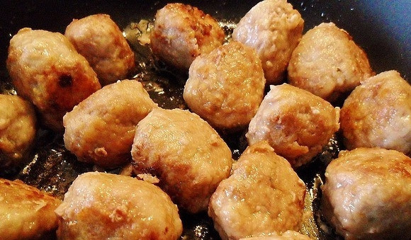 1. Этап. Биточки, запеченные под сметанным соусом: В сковороду налейте растительное масло и поставьте ее на плиту разогреваться. Выложите в сковороду биточки в муке и обжаривайте их до коричневой корочки со всех сторон на среднем огне в масле.