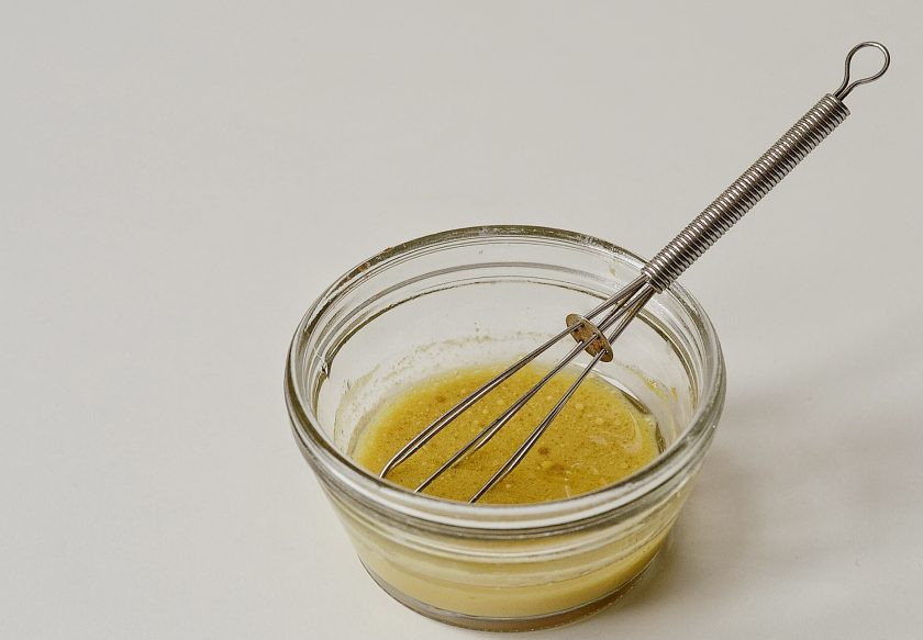 1. Этап. Салат из нута и свеклы: Для заправки смешайте оливковое масло, горчицу и винный укус.