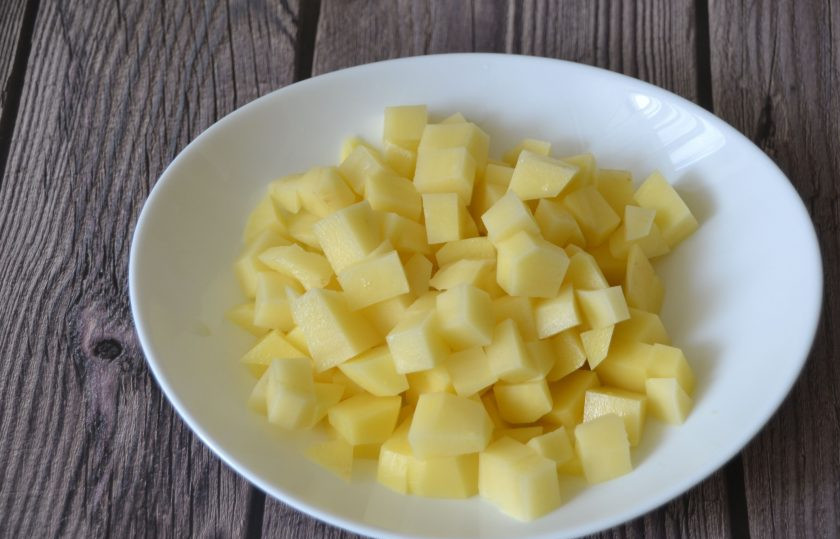 1. Этап. Суп из сыроежек: Почистите картофель и нарежьте его крупным кубиком.