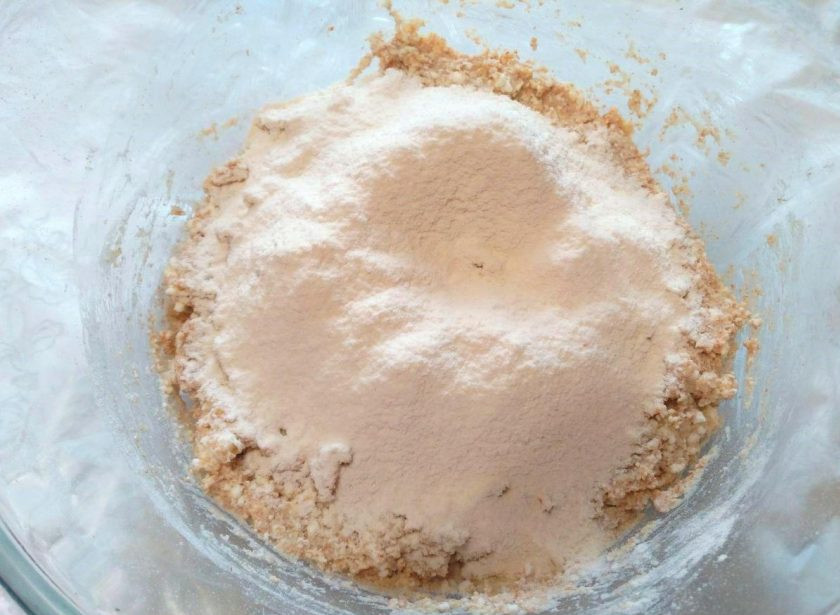 1. Этап. Творожные пышки: Соедините белую муку с разрыхлителем и порциями просейте в тесто.