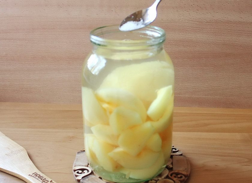 1. Этап. Компот из айвы на зиму без стерилизации: Добавьте лимонную кислоту и закатайте банку стерилизованной крышкой.