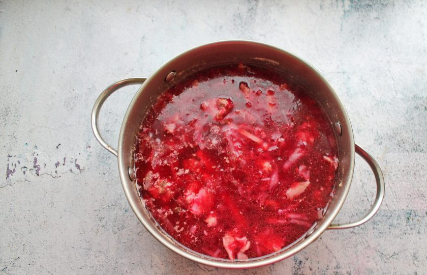 1. Этап. Борщ на квасе: Выложите в суп тушеные в квасе овощи, лавровый лист, перемешайте и варите еще 10 минут.