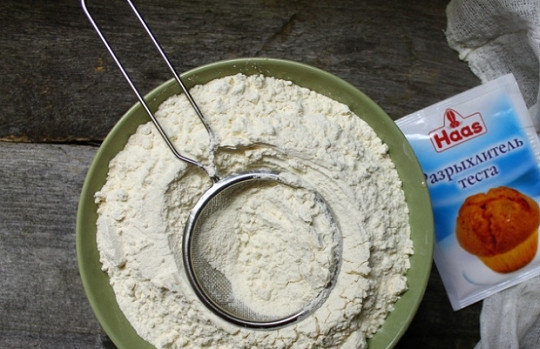 1. Этап. Кекс домашний простой: 3. Всыпьте разрыхлитель и просеянную муку.