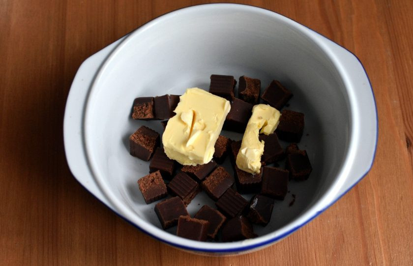 1. Этап. Торт из кукурузных палочек: Все очень просто! Ирис поместите в просторную керамическую или стеклянную миску (предварительно разверните ириски в обертках или разломайте плиточный ирис на кусочки). Я брала ирис с какао.