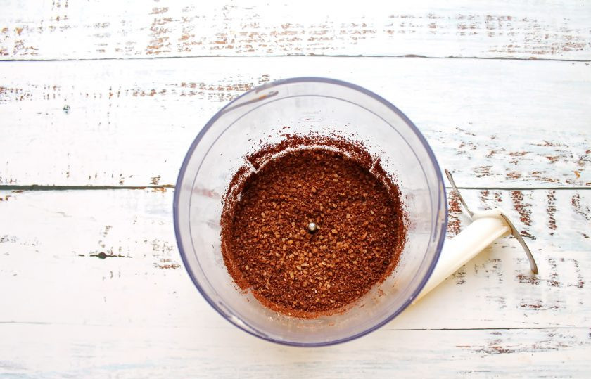 1. Этап. Апельсиновый кофе с орехом пекан: Соедините орехи и обжаренные зерна кофе, измельчите их.