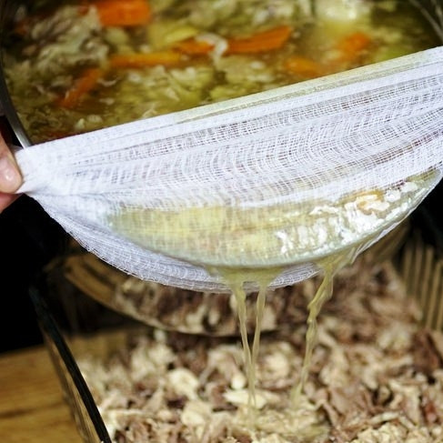 1. Этап. Студень: Заливаем мясо процеженным бульоном.