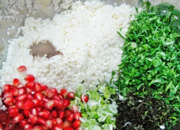 1. Этап. Салат с цветной капустой и гранатом: 4. Соедините с измельченным луком, петрушкой, укропом и мятой. Добавьте семена граната, соль и специи по вкусу, оливковое масло.