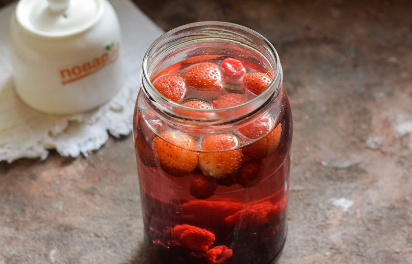 1. Этап. Компот из клубники, малины и смородины на зиму: Верните компот в банку.